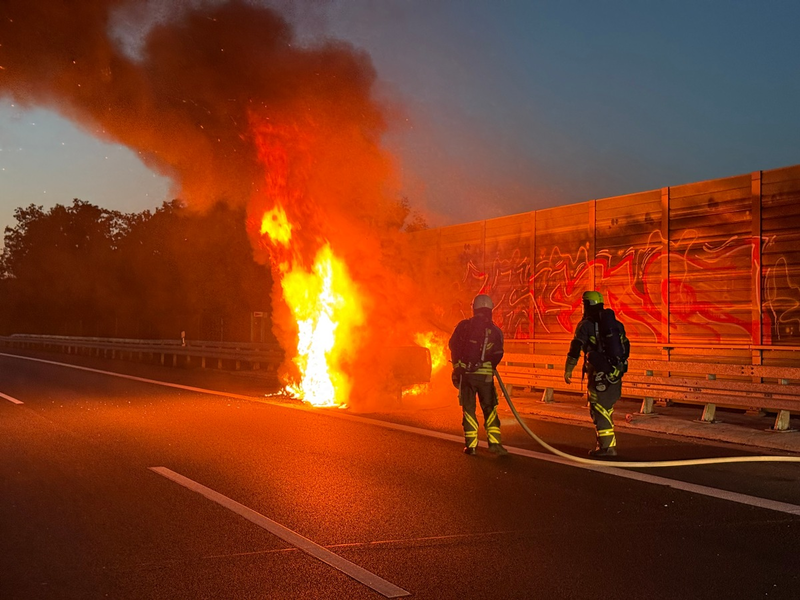 FW Hünxe: Pkw in Vollbrand - Langer Stau auf der BAB 3 - Foto: presseportal.de