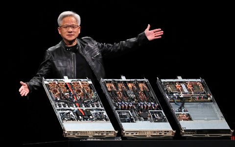 Nvidia-Chef Jensen Huang warnt, dass eine komplette US-Blockade die Entwicklung eigener Chip-Technologie in China beschleunigen würde. (Archivbild) - Foto: Chiang Ying-ying/AP/dpa Nvidia-Chef Jensen Huang warnt, dass eine komplette US-Blockade die Entwicklung eigener Chip-Technologie in China beschleunigen würde. (Archivbild) - Foto: Chiang Ying-ying/AP/dpa