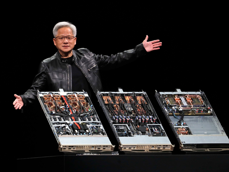 Nvidia-Chef Jensen Huang warnt, dass eine komplette US-Blockade die Entwicklung eigener Chip-Technologie in China beschleunigen würde. (Archivbild) - Foto: Chiang Ying-ying/AP/dpa