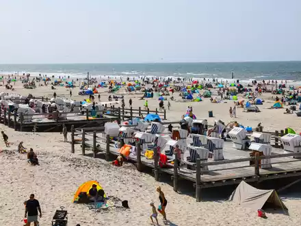 An den Küsten läuft das Sommergeschäft.  - Foto: Christian Charisius/dpa