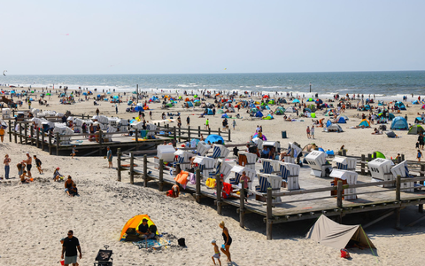 An den Küsten läuft das Sommergeschäft.  - Foto: Christian Charisius/dpa