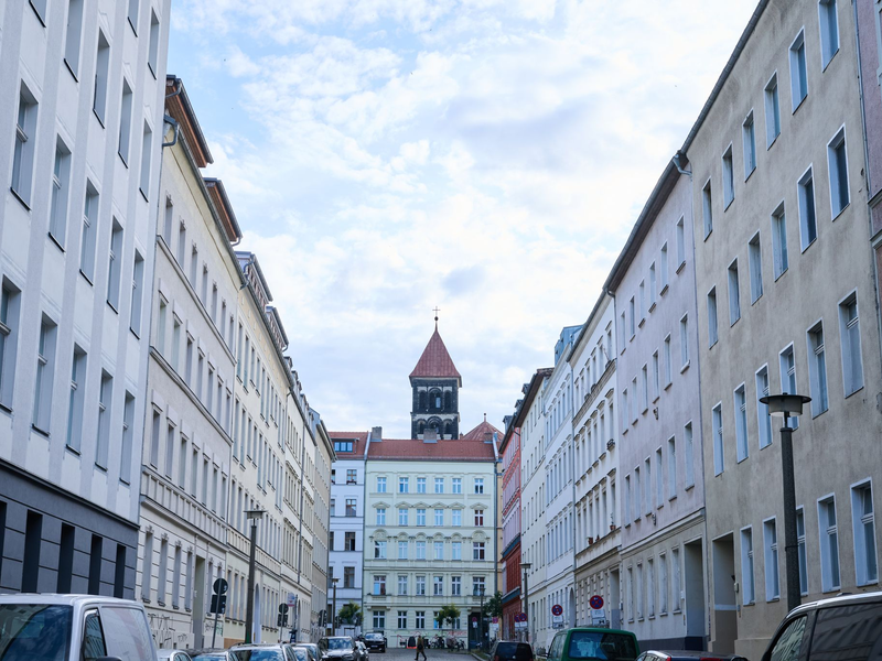 Der Trend hält an: Wohnungen, hier in Berlin, werden teurer. (Archivbild)  - Foto: Annette Riedl/dpa