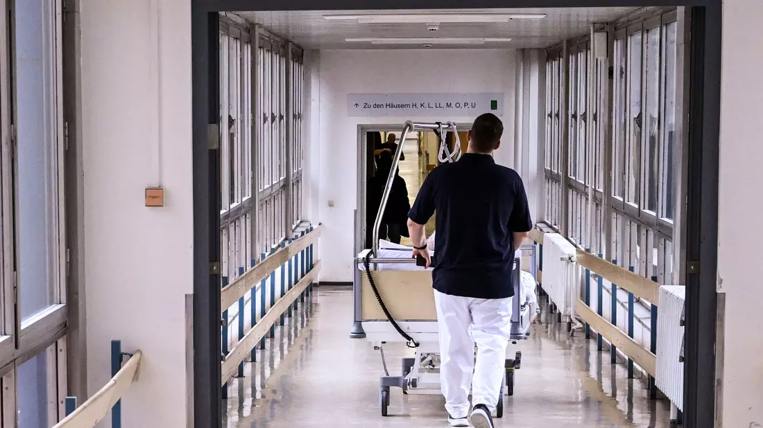 Essstörungen sind eine ernste Krankheit, teilweise müssen Patientinnen und Patienten im Krankenhaus behandelt werden. (Symbolbild) - Bild: Jens Kalaene/dpa
