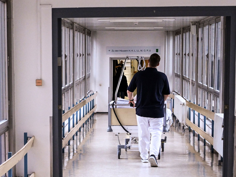 Essstörungen sind eine ernste Krankheit, teilweise müssen Patientinnen und Patienten im Krankenhaus behandelt werden. (Symbolbild) - Foto: Jens Kalaene/dpa