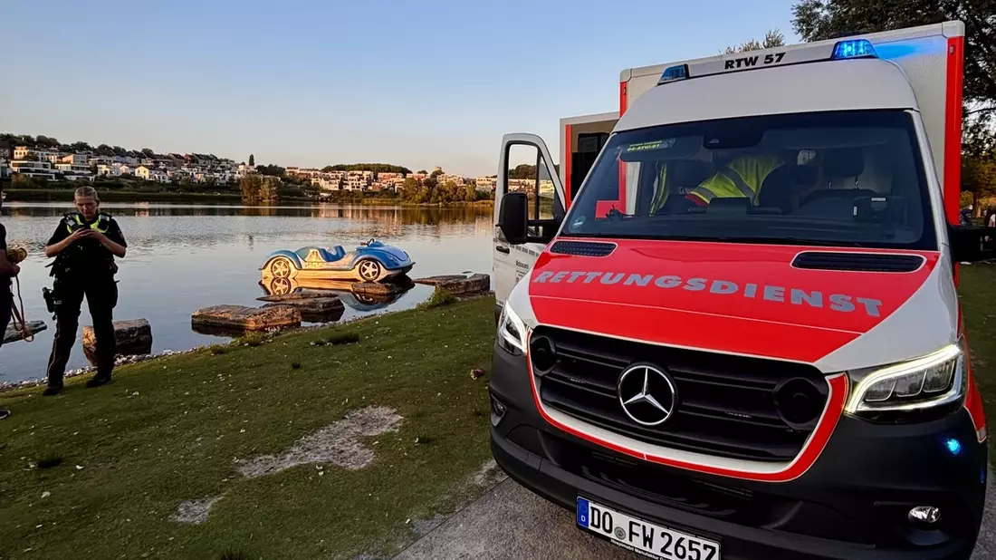 FW-DO: Tretboot kentert auf dem Phoenix-See - Passant rettet vier Personen - Bild: presseportal.de