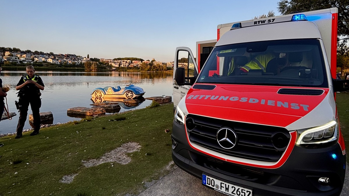 FW-DO: Tretboot kentert auf dem Phoenix-See - Passant rettet vier Personen - Foto: presseportal.de