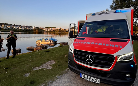 FW-DO: Tretboot kentert auf dem Phoenix-See - Passant rettet vier Personen - Foto: presseportal.de FW-DO: Tretboot kentert auf dem Phoenix-See - Passant rettet vier Personen - Foto: presseportal.de