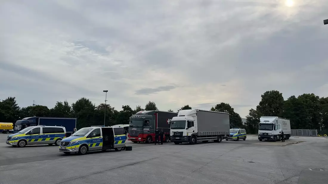 POL-WES: NRW- Kreis Wesel- Landesweite Kontrollen des gewerblichen Personen- und Güterverkehrs unter Führung der Polizei Düsseldorf- 591 Lkw in ganz NRW kontrolliert - Bild: presseportal.de