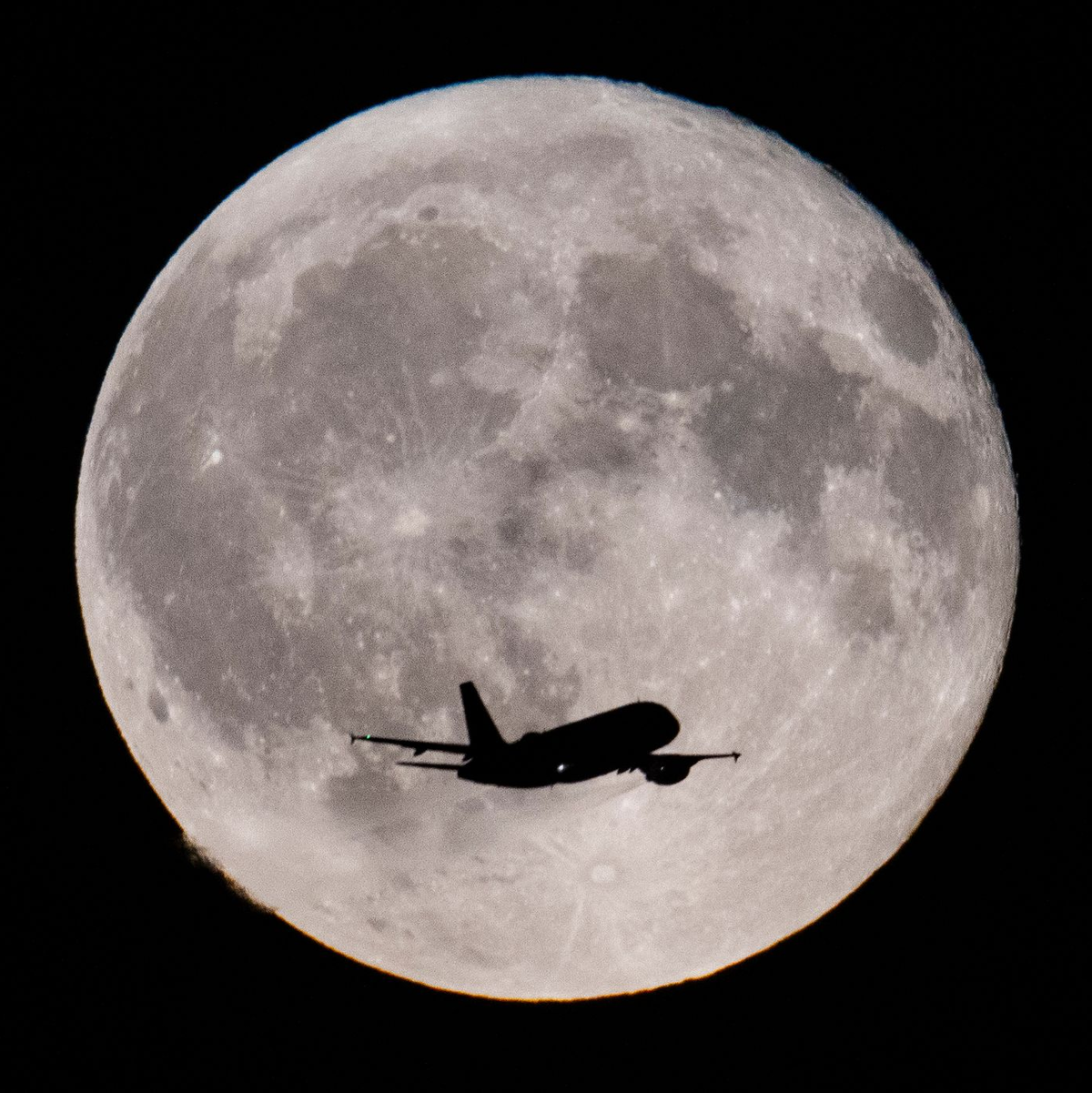 Von deutschen Flughäfen starten immer noch weniger Jets als vor Corona.  - Foto: Boris Roessler/dpa