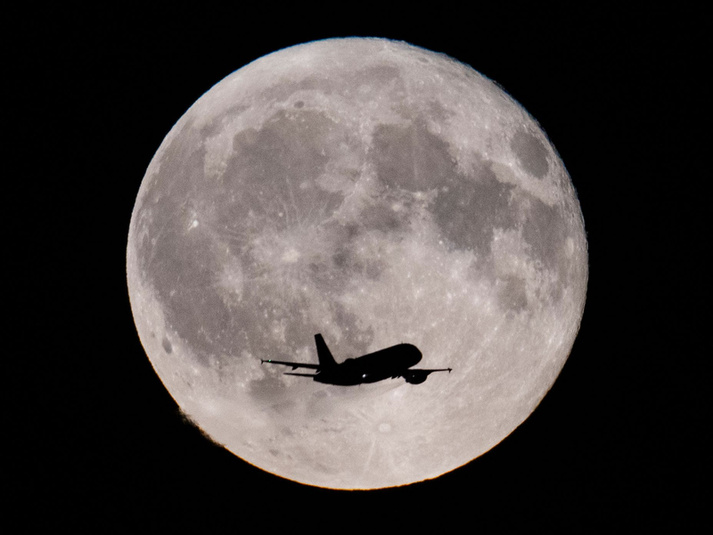 Von deutschen Flughäfen starten immer noch weniger Jets als vor Corona.  - Foto: Boris Roessler/dpa