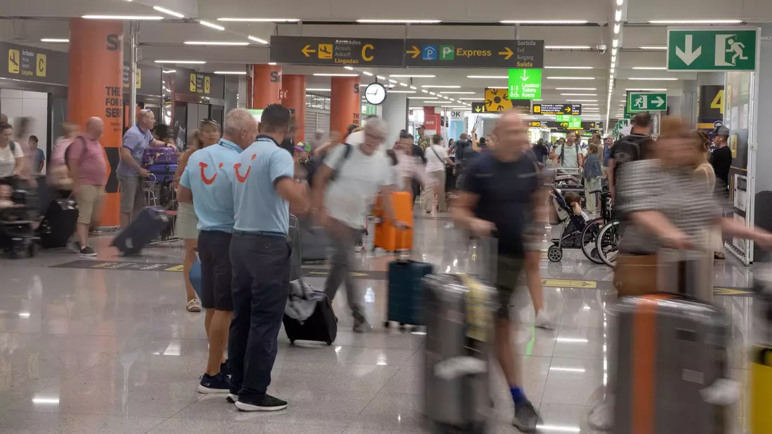 Am Flughafen in Palma de Mallorca herrscht Hochbetrieb.  - Bild: Clara Margais/dpa