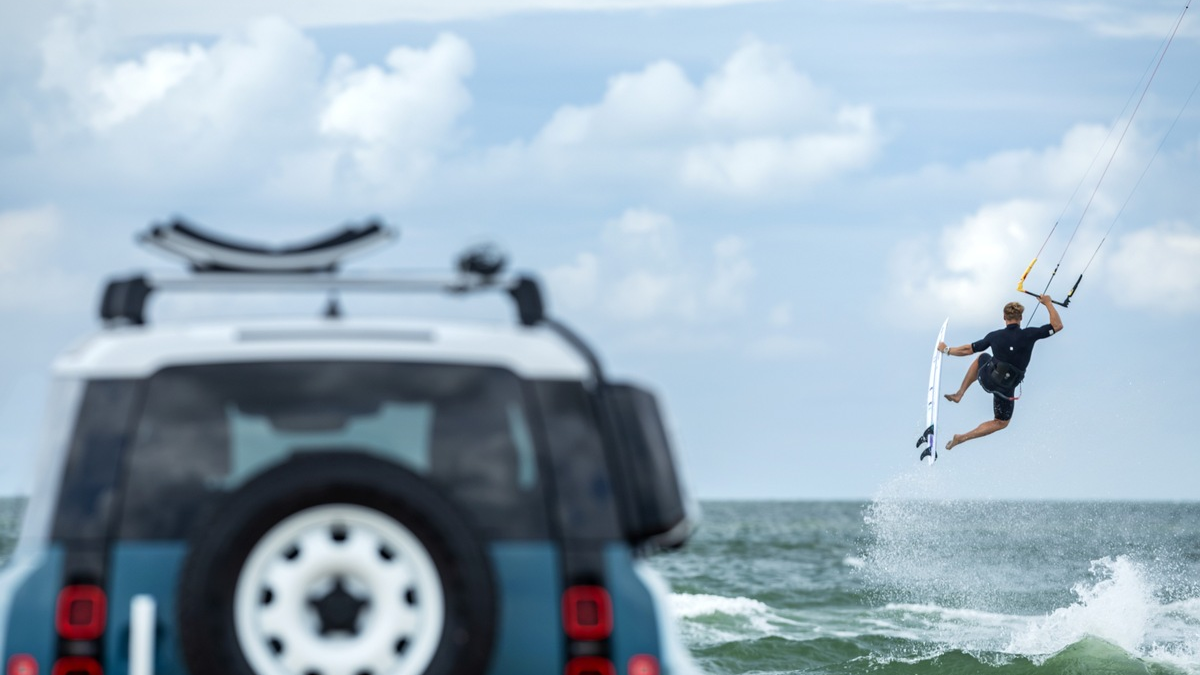 Destination Defender Sylt 2025: Britische Abenteuermarke trifft auf Stars des Kite-Surf World Cups - Foto: presseportal.de