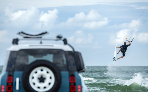Destination Defender Sylt 2025: Britische Abenteuermarke trifft auf Stars des Kite-Surf World Cups - Foto: presseportal.de