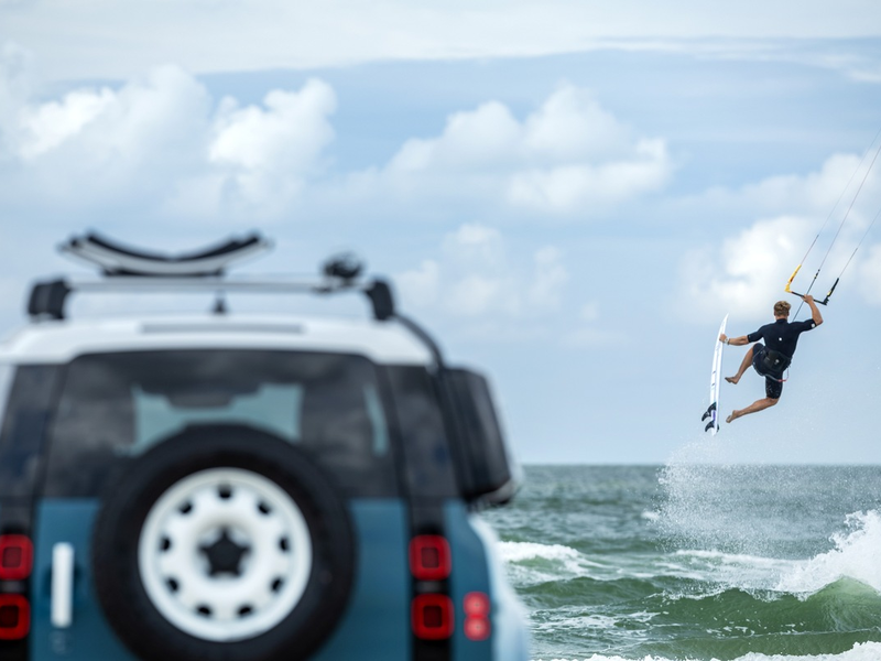 Destination Defender Sylt 2025: Britische Abenteuermarke trifft auf Stars des Kite-Surf World Cups - Foto: presseportal.de
