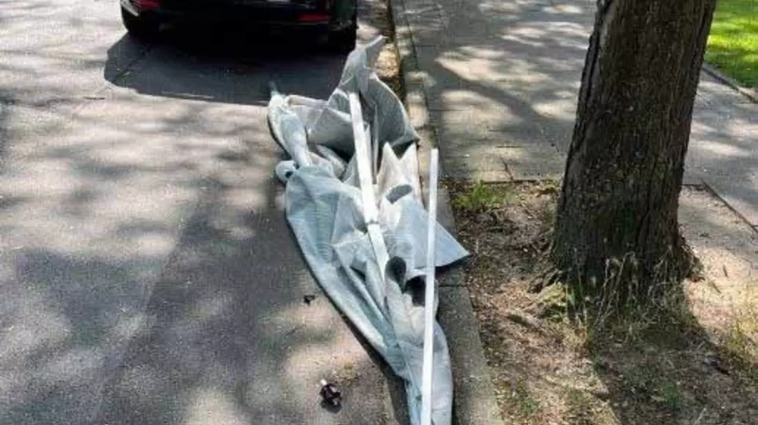 POL-KLE: Kleve - Straßenbaum durch Markise beschädigt: Wohnmobil entfernt sich von der Unfallörtlichkeit - Bild: presseportal.de
