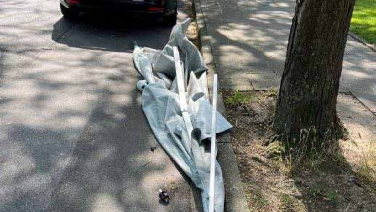 POL-KLE: Kleve - Straßenbaum durch Markise beschädigt: Wohnmobil entfernt sich von der Unfallörtlichkeit - Foto: presseportal.de