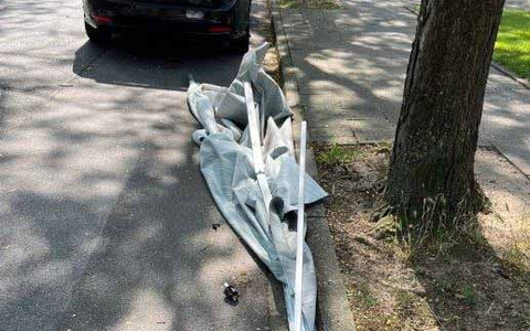 POL-KLE: Kleve - Straßenbaum durch Markise beschädigt: Wohnmobil entfernt sich von der Unfallörtlichkeit - Foto: presseportal.de