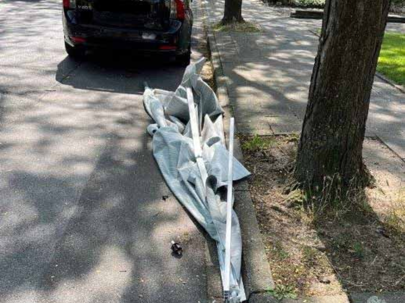 POL-KLE: Kleve - Straßenbaum durch Markise beschädigt: Wohnmobil entfernt sich von der Unfallörtlichkeit - Foto: presseportal.de