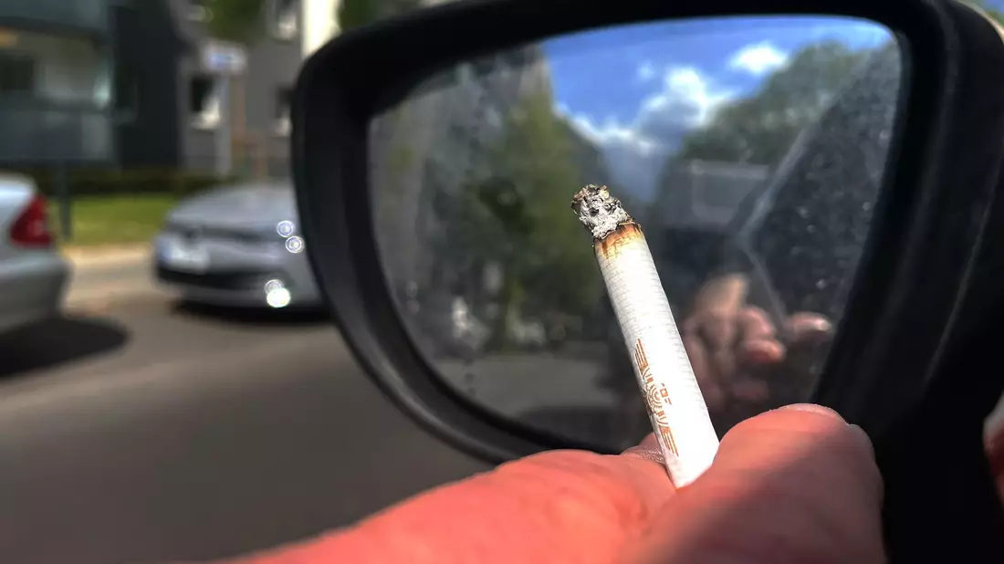 Das Entsorgen von Zigaretten aus dem Auto kann in Italien künftig teuer werden. (Archivbild) - Bild: Paul Zinken/dpa