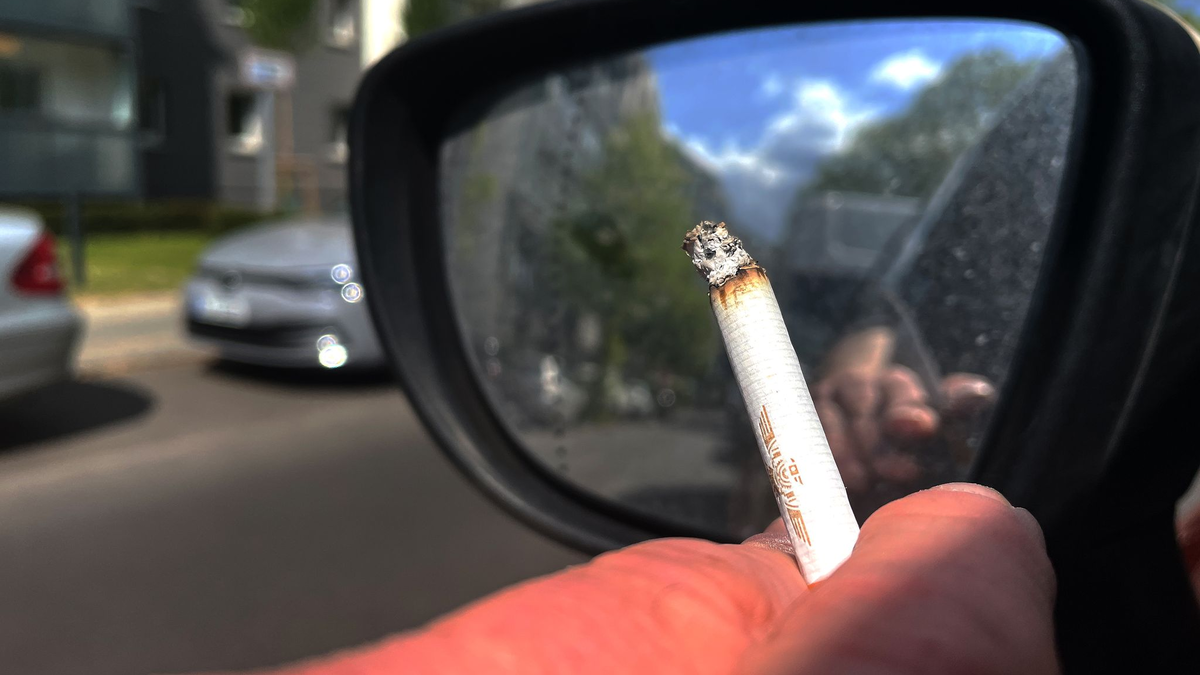 Das Entsorgen von Zigaretten aus dem Auto kann in Italien künftig teuer werden. (Archivbild) - Foto: Paul Zinken/dpa