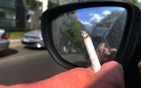Das Entsorgen von Zigaretten aus dem Auto kann in Italien künftig teuer werden. (Archivbild) - Foto: Paul Zinken/dpa