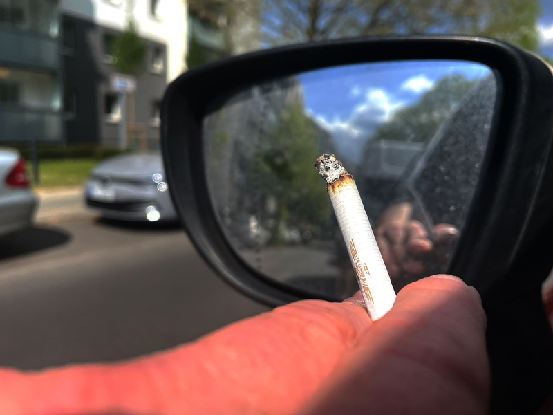 Das Entsorgen von Zigaretten aus dem Auto kann in Italien künftig teuer werden. (Archivbild) - Foto: Paul Zinken/dpa