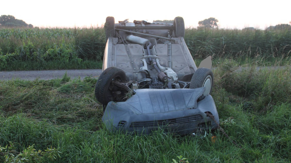 POL-MI: Mit Baum kollidiert: Auto überschlägt sich - Foto: presseportal.de