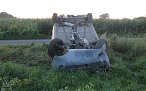 POL-MI: Mit Baum kollidiert: Auto überschlägt sich - Foto: presseportal.de