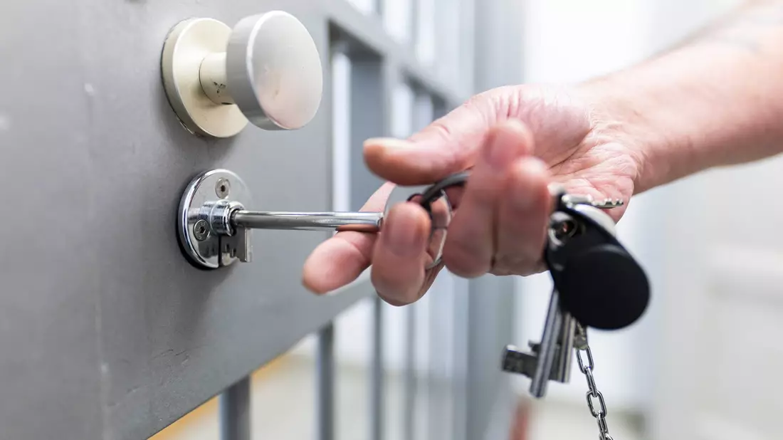 Der Suizid eines Jugendlichen in der JVA Ottweiler beschäftigt Justiz und Politik. (Symbolbild) - Bild: Michael Matthey/dpa