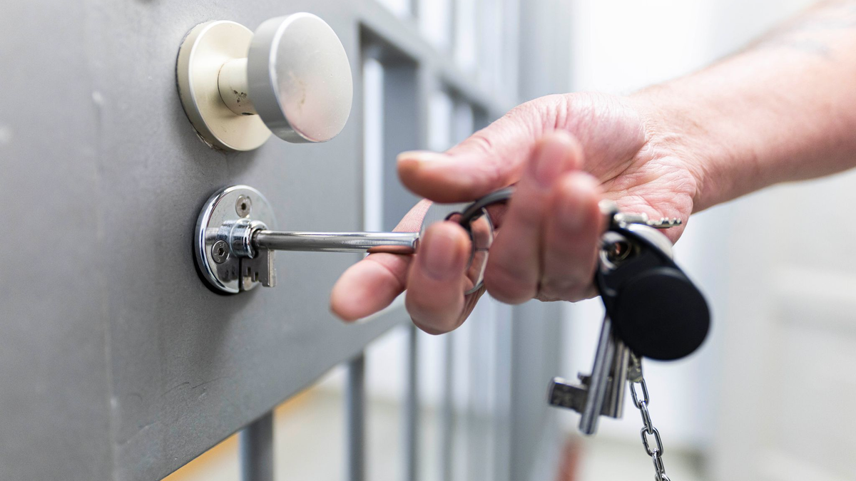 Der Suizid eines Jugendlichen in der JVA Ottweiler beschäftigt Justiz und Politik. (Symbolbild) - Foto: Michael Matthey/dpa