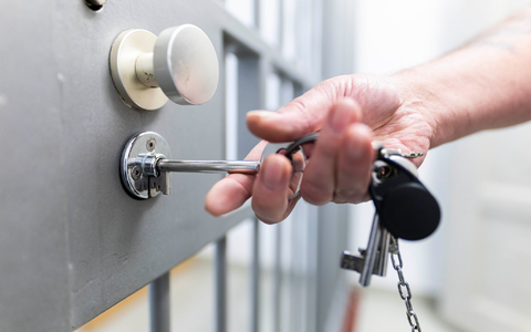 Der Suizid eines Jugendlichen in der JVA Ottweiler beschÀftigt Justiz und Politik. (Symbolbild) - Foto: Michael Matthey/dpa Der Suizid eines Jugendlichen in der JVA Ottweiler beschÀftigt Justiz und Politik. (Symbolbild) - Foto: Michael Matthey/dpa