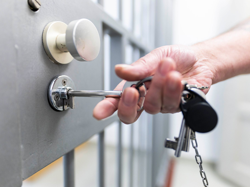 Der Suizid eines Jugendlichen in der JVA Ottweiler beschäftigt Justiz und Politik. (Symbolbild) - Foto: Michael Matthey/dpa