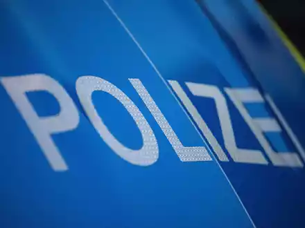 Ein Mann soll seine Partnerin getötet haben. Er starb bei einem Unfall. (Symbolbild) - Foto: Marijan Murat/dpa