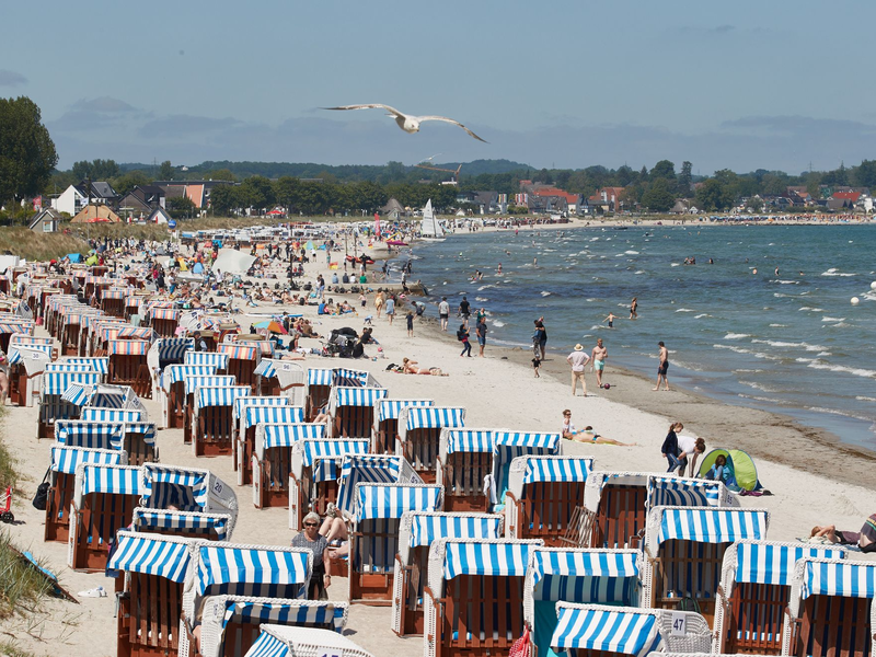 Die neue Woche verspricht Badewetter in Deutschland. - Foto: Georg Wendt/dpa