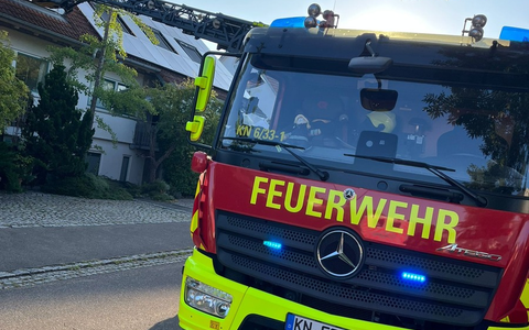 FW Reichenau: Verletzte Person aus Dachgeschoss gerettet, Reichenau-Lindenbühl, 11.08.2025 - Foto: presseportal.de