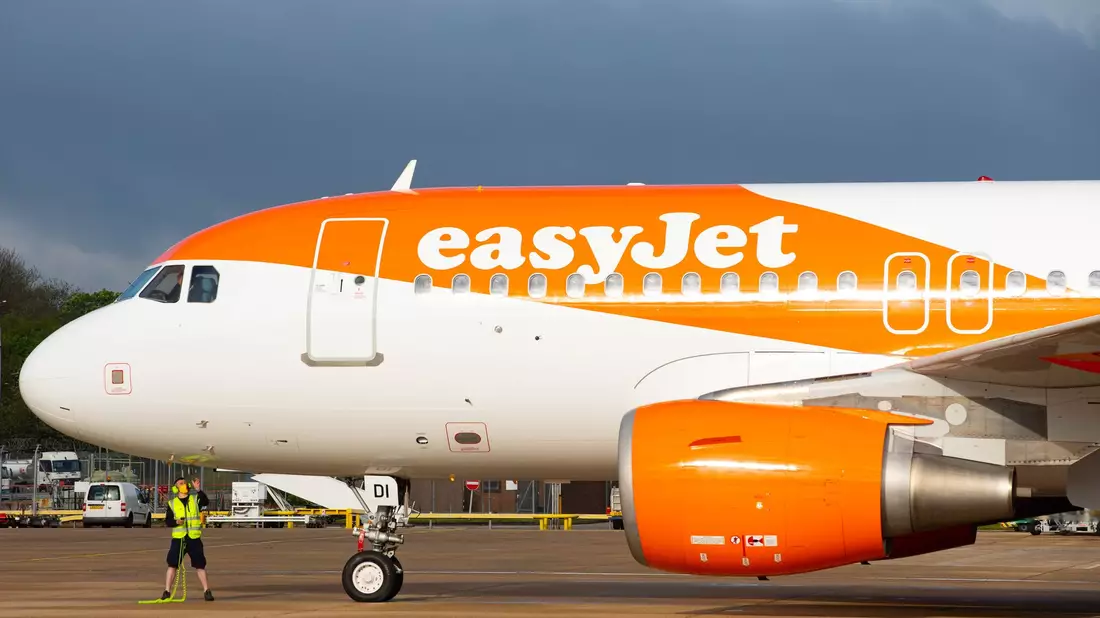 Die Fluggesellschaft Easyjet hat einen Piloten freigestellt, weil er angeblich betrunken und nackt in einer Hotelbar umherirrte. (Symbolbild) - Bild: David Parry/PA Wire/dpa