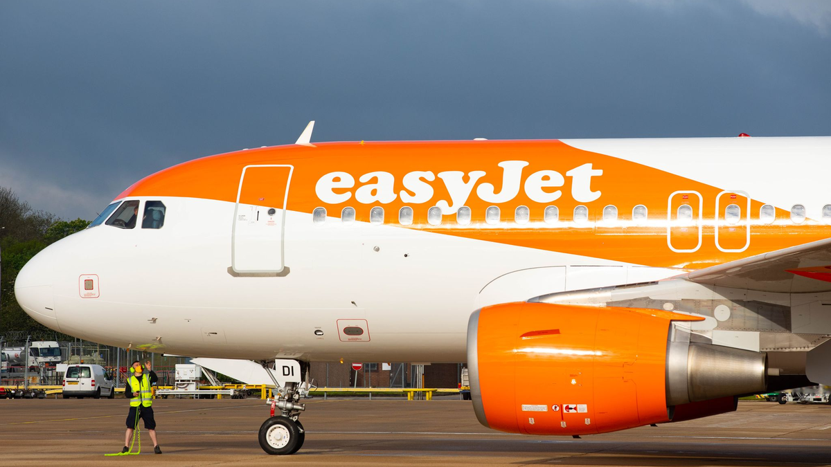 Die Fluggesellschaft Easyjet hat einen Piloten freigestellt, weil er angeblich betrunken und nackt in einer Hotelbar umherirrte. (Symbolbild) - Foto: David Parry/PA Wire/dpa