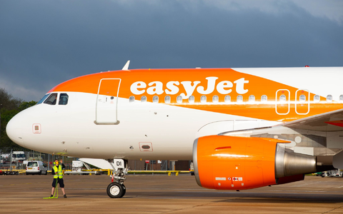 Die Fluggesellschaft Easyjet hat einen Piloten freigestellt, weil er angeblich betrunken und nackt in einer Hotelbar umherirrte. (Symbolbild) - Foto: David Parry/PA Wire/dpa