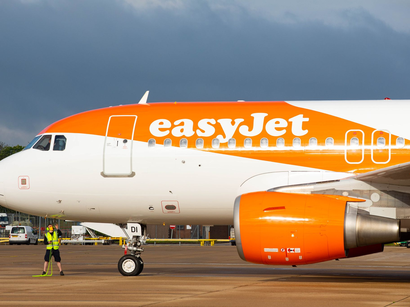 Die Fluggesellschaft Easyjet hat einen Piloten freigestellt, weil er angeblich betrunken und nackt in einer Hotelbar umherirrte. (Symbolbild) - Foto: David Parry/PA Wire/dpa