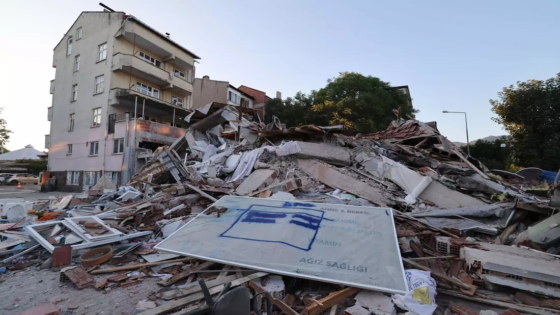 Zahlreiche Häuser sind nach dem Erbeben in der Westtürkei zerstört - Bild: Berkman Ulutin/DIA Photo via AP/dpa