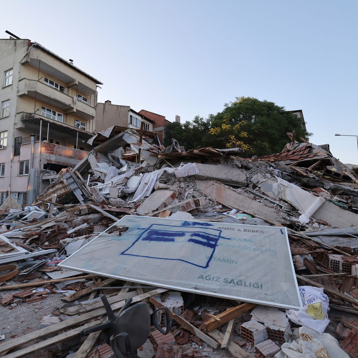 Zahlreiche Häuser sind nach dem Erbeben in der Westtürkei zerstört - Foto: Berkman Ulutin/DIA Photo via AP/dpa