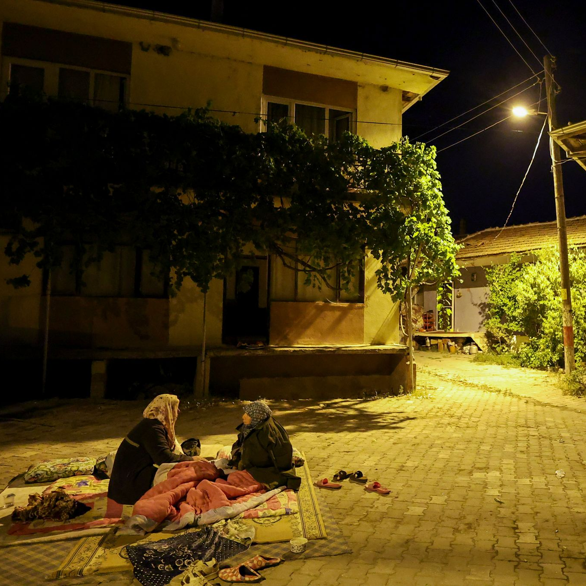 Menschen übernachten aus Angst vor Nachbeben im Freien - Foto: Berkman Ulutin/DIA Photo/AP/dpa