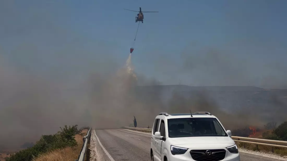 Ein Waldbrand Anfang Juli in der Provinz Izmir (Archivbild) - Bild: Cengiz Malgir/DIA Photo/AP/dpa