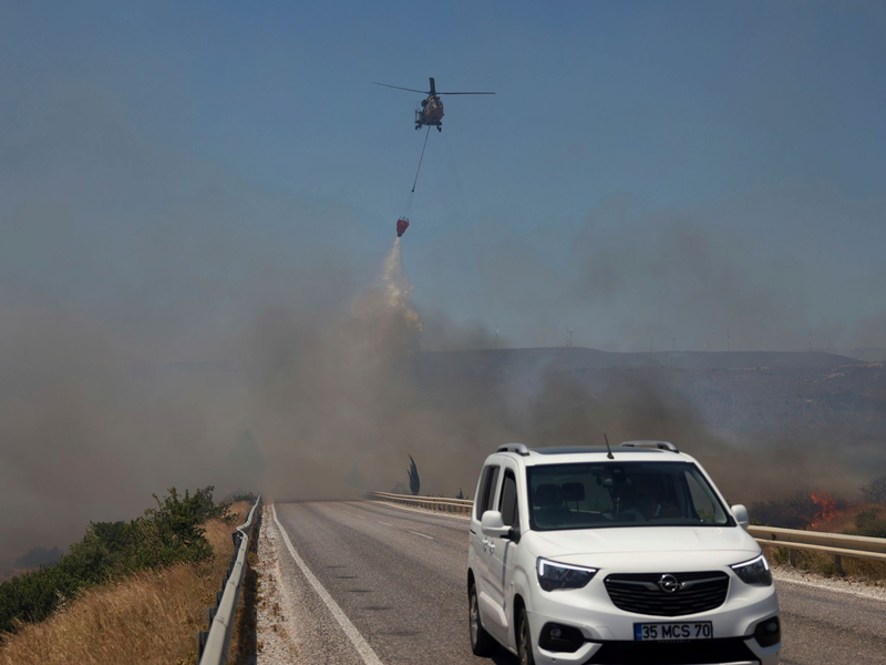 Ein Waldbrand Anfang Juli in der Provinz Izmir (Archivbild) - Foto: Cengiz Malgir/DIA Photo/AP/dpa