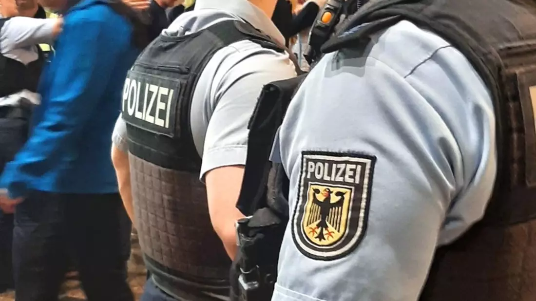 BPOL-HB: Betrunkene schlägt und beleidigt - Bundespolizisten überwältigen sie. - Bild: presseportal.de