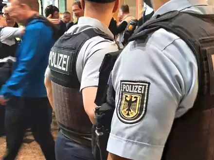 BPOL-HB: Betrunkene schlĂ€gt und beleidigt - Bundespolizisten ĂŒberwĂ€ltigen sie. - Foto: presseportal.de