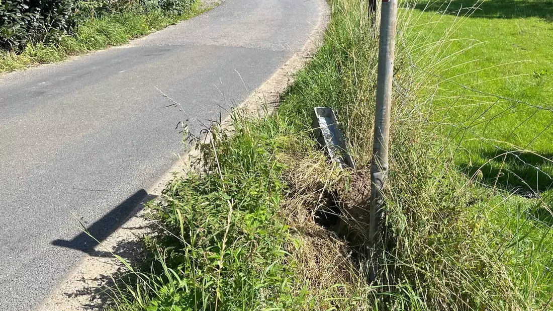 POL-KLE: Wachtendonk - Verkehrsunfallflucht: Zaunpfosten und Verkehrsschild beschädigt - Bild: presseportal.de