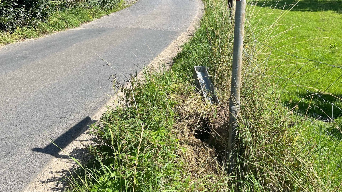 POL-KLE: Wachtendonk - Verkehrsunfallflucht: Zaunpfosten und Verkehrsschild beschädigt - Foto: presseportal.de