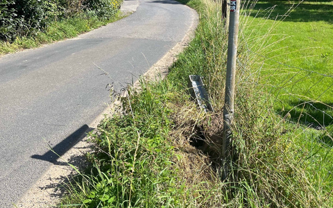 POL-KLE: Wachtendonk - Verkehrsunfallflucht: Zaunpfosten und Verkehrsschild beschädigt - Foto: presseportal.de POL-KLE: Wachtendonk - Verkehrsunfallflucht: Zaunpfosten und Verkehrsschild beschädigt - Foto: presseportal.de