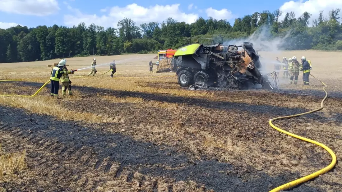 FW Lügde: Landwirtschaftliche Fläche und Gerät in Brand geraten - Bild: presseportal.de